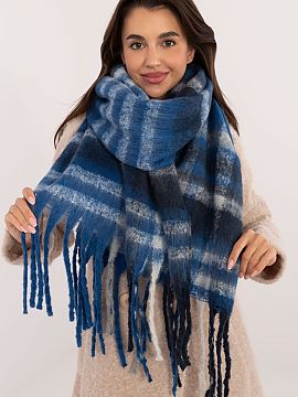 Shawl AT  An elegant scarf measuring 186 cm made of polyester in a classic check pattern, perfect for cooler days. Made of high-quality material, it p