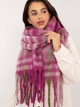 Shawl AT  Elegant scarf measuring 186 cm made of polyester in a classic checkered pattern, perfect for colder days. Made of high-quality material, it 