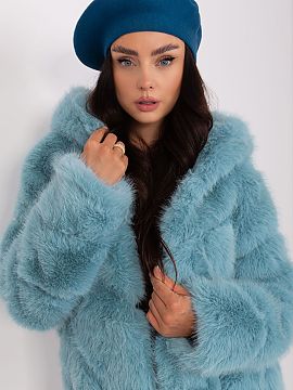 Beret AT  This smooth beret is a classic that adds style to any outfit. Equipped with a delicate antenna at the top, it gives character and elegance. 