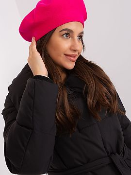 Beret AT  This smooth beret is a classic that adds style to any outfit. Equipped with a delicate antenna at the top, it gives character and elegance. 