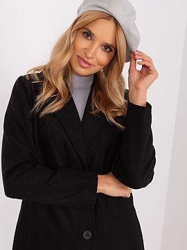 Beret AT  This smooth beret is a classic that adds style to any outfit. Equipped with a delicate antenna on the top, it adds character and elegance. I