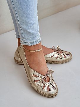 Ballet flats Step in style  Flat ballerinas made of natural leather are an elegant and comfortable option for everyday wear. This model stands out with subtle lacing an