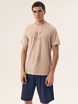 Pyjama Henderson  Men\'s pajamas that combine comfort with a fashionable look. The short-sleeved shirt with a round neckline is decorated with a trendy inscri