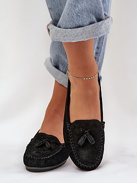 Mocassin Step in style  Women\'s moccasins made of natural suede are a classic proposal that never goes out of style. Rounded toes add subtlety, and a soft insole e