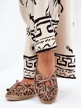 Ballet flats Step in style  Flat ballerinas made of natural leather are an elegant and comfortable choice for everyday wear. This model is distinguished by subtle lacin