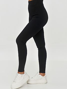 Long leggings Makadamia  Flexible leggings are one of the essential elements of a woman\'s wardrobe. Their fitted cut perfectly emphasizes and slims the silhouette. 