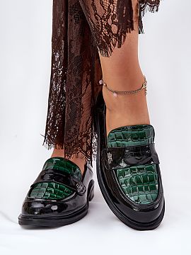 Mocassin Step in style  Elegant women\'s moccasins from the Vinceza brand, made of patent natural leather. Set on a flat heel, they provide comfort and stability th