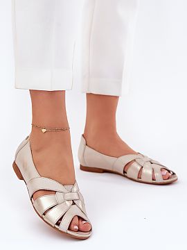 Ballet flats Step in style  Women\'s ballet flats from the Maciejka brand, made of natural leather, are an elegant proposition for everyday wear. They have a flat heel 