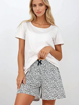 Pyjama Momenti Per Me  Women\'s pajamas with a sleek and elegant cut, designed with comfort and style in mind. The 2-piece set consists of a short-sleeved U-neck t