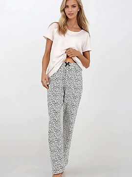 Pyjama Momenti Per Me  Women\'s two-piece pajamas, combining comfort with modern, sleek styling. The short-sleeved top with a scoop neckline provides freedom of mo