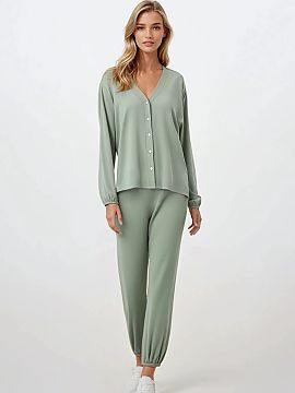 Pyjama Momenti Per Me  Elegant women\'s pajamas with a feminine and comfortable cut, perfect for both sleep and stylish homewear. The 2-piece set consists of a but