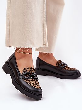 Mocassin Step in style  Women\'s loafers made of natural leather are an elegant and comfortable option for everyday wear. Set on a flat heel, they provide comfort a