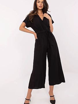 Suit Italy Moda  An elegant and comfortable jumpsuit with a smooth finish is a versatile option for everyday wear, work, and more formal occasions. Made from