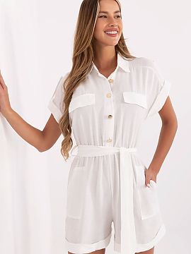 Suit Italy Moda  Daily, short jumpsuit made of a pleasant to the touch blend of viscose and nylon is an ideal proposal for summer. The light, airy material w