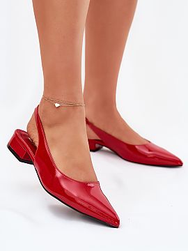 Ballet flats Step in style  These patent leather ballet flats with a low block heel are a stylish option that combines elegance with comfort. Thanks to the pointed toes