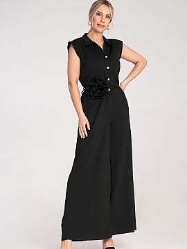 Suit Figl  Jumpsuit with a collar and button closure, with slightly elongated shoulder line ending in short tabs. Thin belt with a decorative flower ma