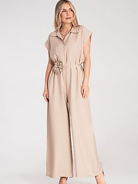 Suit Figl  Jumpsuit with wide, long legs and button fastening at the front. Top with a collar and short sleeves with a cuff. A thin belt with a decorat