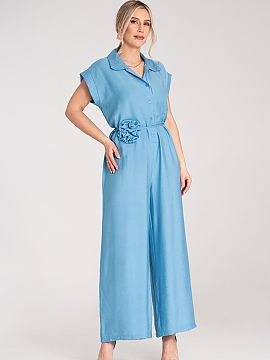 Suit Figl  Jumpsuit with wide, long legs and button fastening at the front. Top with a collar and short sleeves with a cuff. A thin belt with a decorat