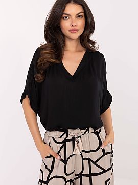 Blouse Och Bella  The daily casual blouse is a universal proposition for many stylizations. Made of soft, breathable viscose, it ensures comfort all day long.