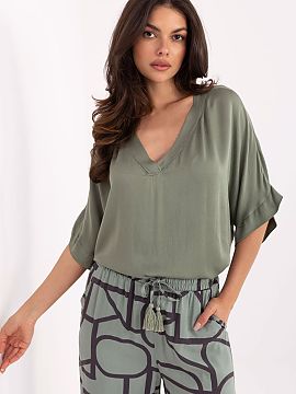 Blouse Och Bella  The daily casual blouse is a universal proposal for many stylizations. Made of soft, breathable viscose, it ensures comfort throughout the d