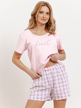 Pyjama Taro  Stylish and comfortable women\'s pajamas perfect for warmer days. The short-sleeved blouse with a rounded neckline and a trendy slogan provi