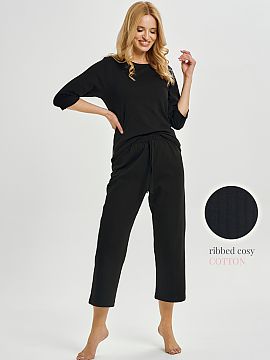 Pyjama Taro  Stylish and comfortable women\'s pajamas, designed for everyday relaxation. The blouse with 3/4 sleeves and a V-shaped neckline, finished wi