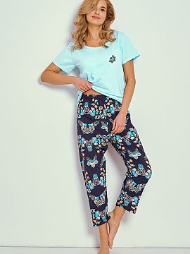 Pyjama Taro  Comfortable women\'s pajamas made of soft, breathable fabric, perfect for warmer nights. The top with short sleeves and a round neckline pro