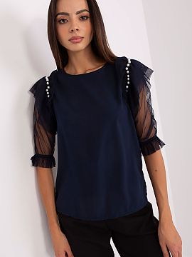 Bluzka Lakerta  An elegant blouse of standard length, made of a combination of cotton, elastane, and polyester, combining comfortable wear with a stylish lo