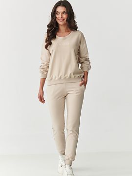 Complete Makadamia  This women\'s tracksuit set is the perfect combination of comfort and stylish, everyday look. Made of high-quality material consisting of 95