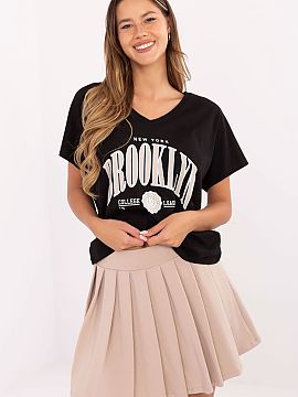 Set Relevance  Casual women\'s set consisting of a t-shirt and pleated skirt, perfect for everyday styling. The t-shirt made of soft cotton with elastane h
