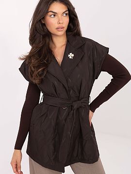 Gilet Rue Paris  Elegant women\'s quilted vest of standard length, buttoned and equipped with classic lapels. Made of polyester, with synthetic filling, it i