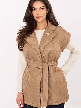 Gilet Rue Paris  Elegant women\'s quilted vest of standard length, fastened with a button and equipped with classic lapels. Made of polyester, with synthetic