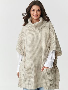golf Makadamia  Discover a unique women\'s poncho-style sweater that combines fashionable design and unparalleled comfort. The loose, oversized silhouette w