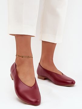 Balerinki Step in style  Women\'s ballet flats made of eco leather are a timeless proposal that combines comfort with elegance. Set on a flat heel, they provide comf