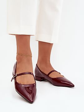 Balerinki Step in style  Women\'s ballet flats made of patent leather are an elegant model for everyday wear and special occasions. Set on a low heel, they guarantee