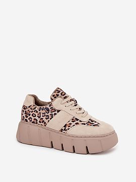 Sports footwear Step in style