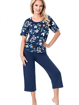 Pyjama Donna  Cotton pajamas with 3/4 length pants are a proposal for women who combine comfort with style. Made of 100% high-quality cotton, it guarantee