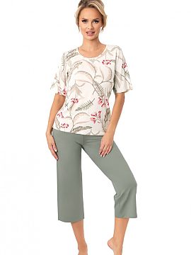 Pyjama Donna  Stylish and comfortable women\'s pajamas made of delicate, soft viscose, which ensures comfort and breathability during sleep. The short-sle