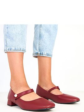 Pumps Solea  Pumps with a decorative strap with a pearl are an elegant and subtle model that will add charm to any outfit. Made of high-quality synthetic