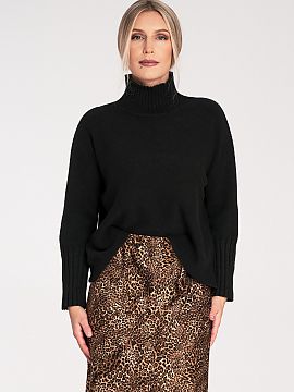 golf Figl  High-neck golf sweater, a classic and elegant model made of single-layer knitwear, which provides comfort and warmth. It has long sleeves fi