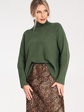 golf Figl  High-necked golf sweater, a classic and elegant model made of single-layer knitwear, which provides comfort and warmth. It has a long sleeve