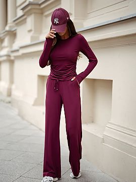 Complete LaBalancia  Discover our SHIRA Set with long sleeves in an elegant burgundy color, which combines modern style with the highest quality craftsmanship. P