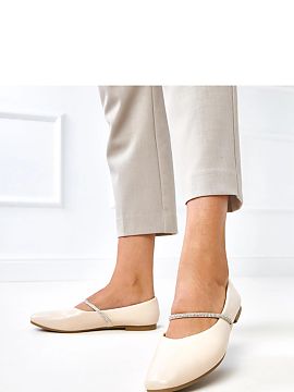 Balerinki Solea  Elegant women\'s ballerinas made of high-quality synthetic leather. The classic design with a square toe gains a unique character thanks to 