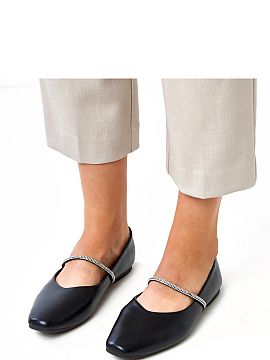 Balerinki Solea  Elegant women\'s ballet flats made of high-quality eco-leather. The classic design with a square toe gains a unique character thanks to the 