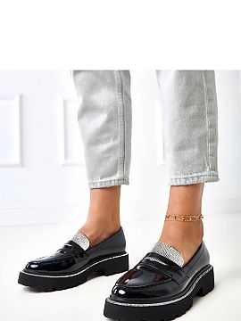 Mocassin Solea  Stylish women\'s moccasins made of patent leather-like synthetic leather. The classic design with a round toe gains an elegant character tha