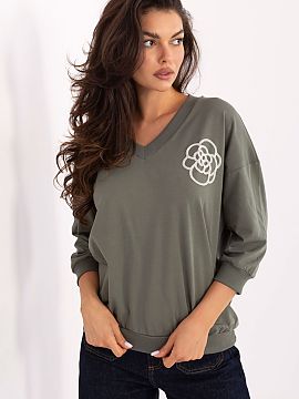 Bluzka Relevance  A blouse with a casual, everyday character, perfect for both work and everyday wear. Made of breathable cotton with a touch of elastane, it 