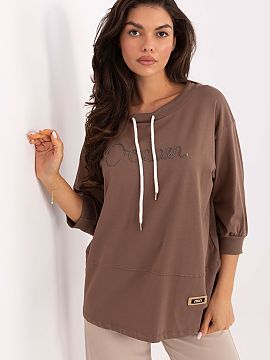 Bluzka Relevance  Everyday casual blouse, perfect for everyday wear. Made of soft cotton with a hint of elastane, it provides comfort and freedom of movement.