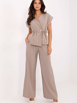 Complete Italy Moda  Elegant women\'s set consisting of a vest and trousers, perfect for everyday wear, work, and formal occasions. Made of a blend of viscose an