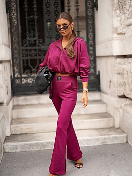 Complete LaBalancia  Meet the JULES Malina set, the perfect combination of style and comfort. This unique set consists of a trendy sweatshirt and fitted pants th