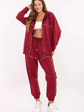 Complete Relevance  Women\'s casual tracksuit set, perfect for everyday occasions. Made of cotton with a touch of elastane, it provides comfort and freedom of m